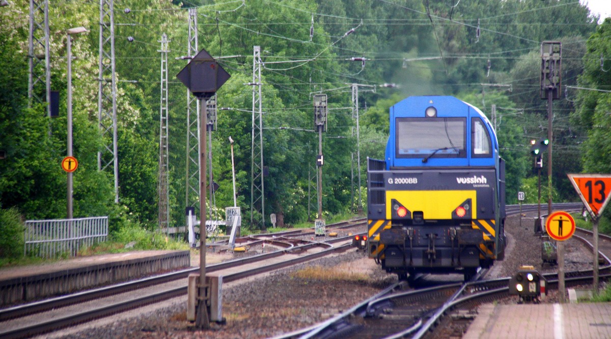 Ein Nachschuss von eine Vossloh Dieselok G 2000 BB kommt als Lokzug aus Richtung Herzogenrath die Kohlscheider-Rampe hoch und fährt durch Kohlscheid in Richtung Richterich,Laurensberg ,Aachen-West. Bei Sonne und Wolken am Morgen vom 22.5.2014.