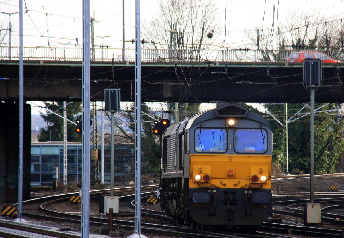 Ein Nachschuss von Zwei Class 66 DE6306 und DE6309 beide von DLC Railways  rangiern in Aachen-West in der Sonne am 18.1.2014.