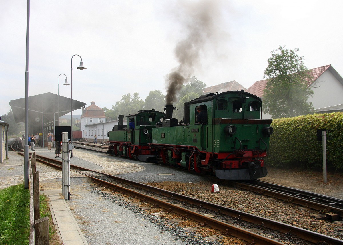 Ein Nachschuss  von zwei Dampfloks rangiern in Dippoldiswalde(D). 
Aufgenommen am Bahnhof von Dippoldiswalde(D). 
Bei Sommerwetter am Nachmittag vom 18.7.2015.