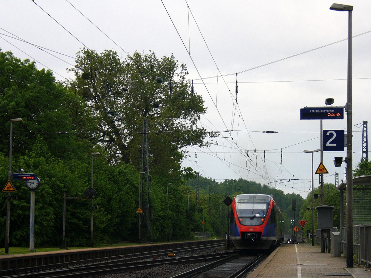 Ein Nachschuss von Zwei Euregiobahn (RB20) aus Heerlen(NL)-Düren-Stolberg-Altstadt aus Richtung Herzogenrath und hilt in Kohlscheid und fährt in  Richtung Richterich,Laurensberg ,Aachen-West.
Bei Regenwolken am Abend vom 6.5.2014.