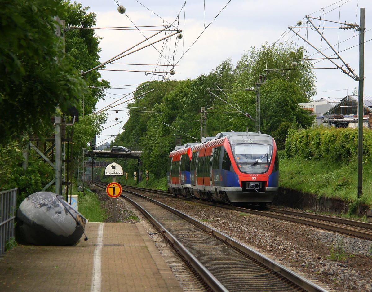 Ein Nachschuss von Zwei Euregiobahn (RB20) aus Düren,Stolberg-Altstadt nach Alsdorf- Poststraße und hilt in Kohlscheid und fährt die Kohlscheider-Rampe herunter nach Herzogenrath bei Regenwolken am Abend vom 7.5.2014.