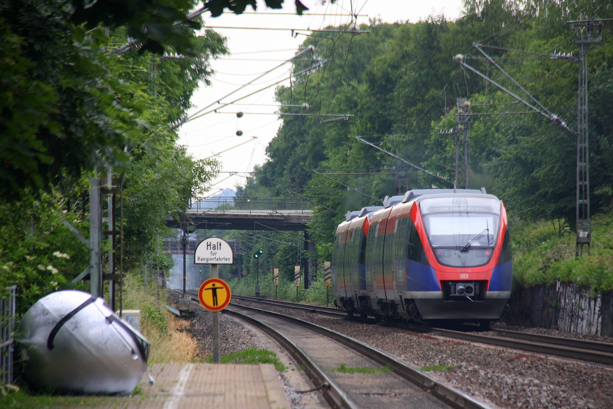 Ein Nachschuss von Zwei Euregiobahn (RB20) aus aus Langerwehe-Stolberg-Altstadt nach Heerlen(NL) und hilt in Kohlscheid und fährt die Kohlscheider-Rampe herunter nach Herzogenrath.
Bei Sonne und Wolken am Morgen vom 4.6.2014.