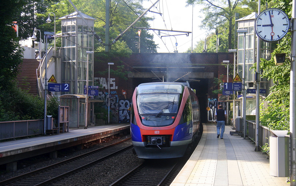 Ein Nachschuss von Zwei Euregiobahn (RB20) kommmen aus Eschweiler-Sankt-Jöris nach Düren-Stolberg-Altstadt und hilten in Aachen-Schanz und fahren in Richtung Aachen-Hbf.
Aufgenommen vom Bahnsteig von Aachen-Schanz.
An einem schönem Sommermorgen am Morgen vom 10.6.2016. 