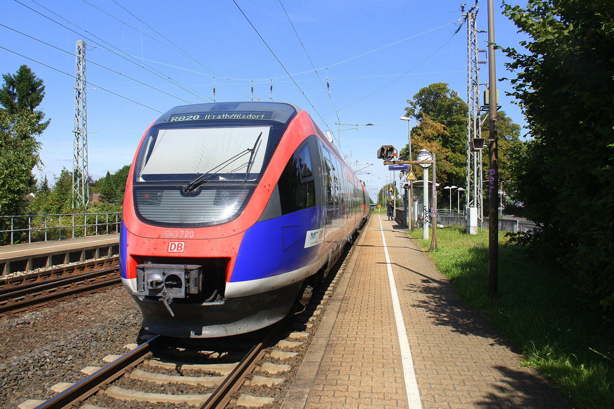 Ein Nachschuss von Zwei Euregiobahn (RB20) kommen aus Langerwehe-Stolberg-Altstadt nach Alsdorf-Annapark aus Richtung Aachen-West,Laurensberg,Richterich und halten in Kohlscheid und fahren in Richtung Herzogenrath. Aufgenommen von Bahnsteig 1 in Kohlscheid. 
Bei Sommerwetter am Mittag vom 3.9.2016.
