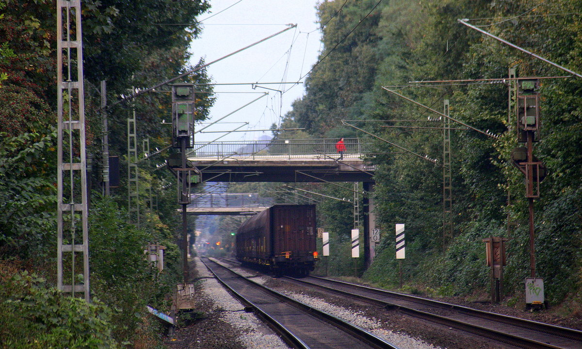Ein Nachuschuss auf einen Volvo-Containerzug aus Gent(B) nach Almhult(S).
Aufgenommen vom Bahnsteig 2 in Kohlscheid.
Am Abend vom 8.10.2016. 