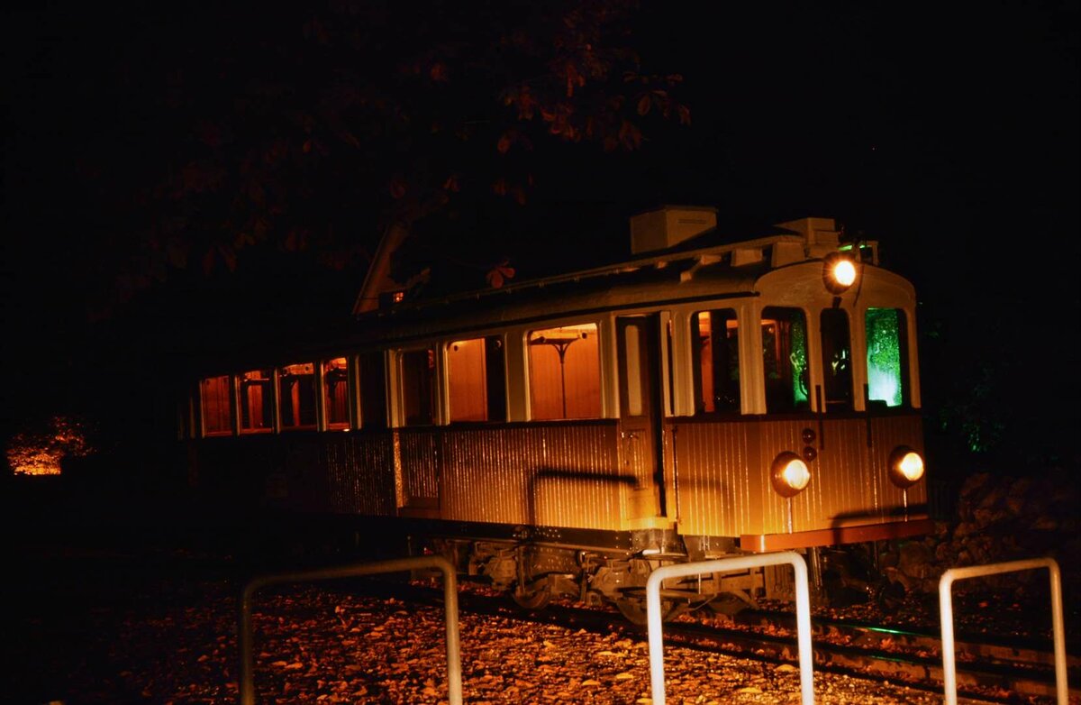 Ein nächtlicher Zug der Rittner Bahn im Bahnhof Oberbozen, Wagen aus der ersten Zeit der Bahn (Herbst 1985) 