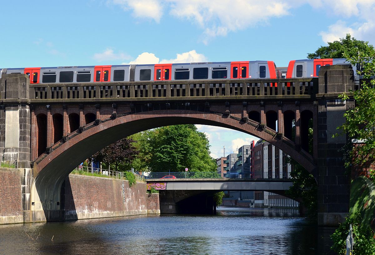 Ein nagelneuer DT5 der HHA passiert die schöne alte Brücke über den Osterbekkanal in Hamburg-Barmbek. 14.6.2014