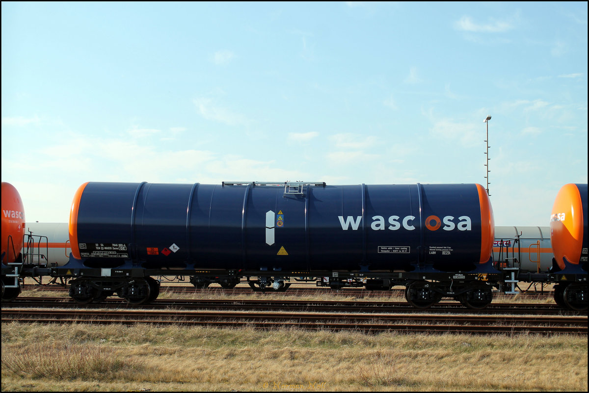 Ein nagelneuer Knickkesselwagen(zug) Bj.02/17 zur Beladung für Kerosine auf der Wilhelmshavener Tankfarm. 28/03/2017