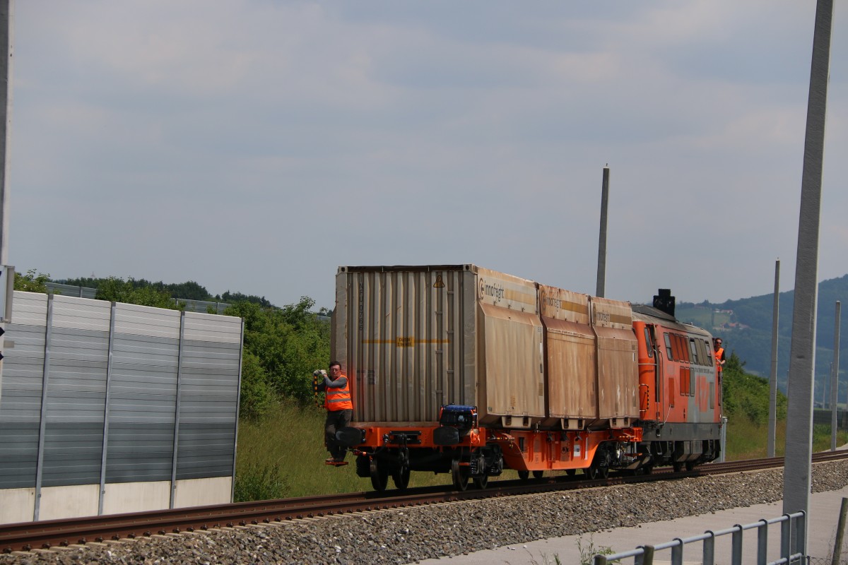 Ein Nagelneuer  Snps  der Türkischen Firma   GOK NAPI   geschoben von 2143.032 des EVU RTS durfte ich auf dem ersten Teilstück der Koralmbahn bei Hengsberg ablichten. ZU Neuzulassungszwecken rollten 2 Wagen des genannten Typs den ganzen Tag mit unterschiedlichen Beladungen über das Sonntags nicht genutzte Gleis. 7.06.2015  