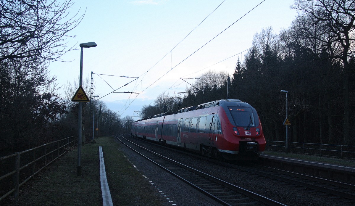 Ein Nahchschuss von Einer Hamsterbacke 442 202 DB kommt als RB82 von Wittlich-Hbf nach Perl  und hält in Sehlem und fährt in Richtung Trier Bei Sonnenschein am Kalten Nachmittag vom 14.2.2015.