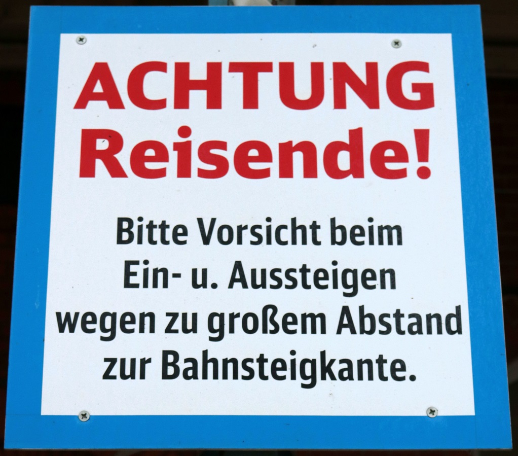 Ein nahezu historisches Schild warnt Reisende vor der Lücke zwischen Zug und Bahnsteigkante im Bahnhof Doberlug-Kirchhain auf Gleis 1. [16.12.2017 | 9:29 Uhr]