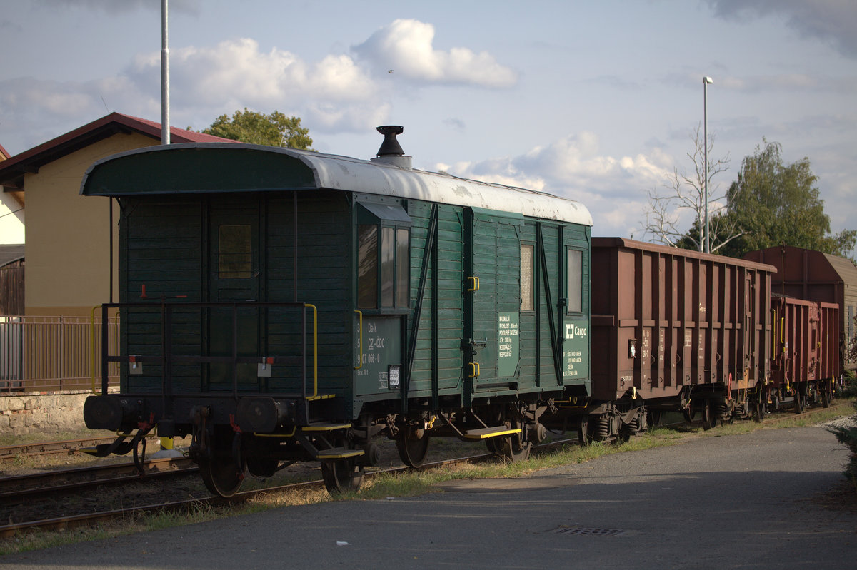 Ein Nahgüterzug mit Güterzuggepäckwagen Sonntags abgestellt in Ceske Lipa hln.
26.08.2018 16:44 Uhr.