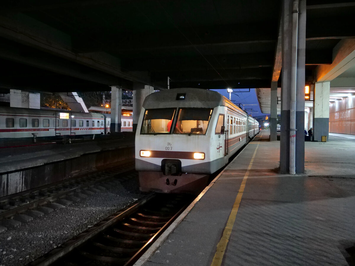 Ein Nahverkehrszug der Baureihe ES der Sakartwelos Rkinigsa im Bahnhof Tbilisi Central (თბილისი ცენტრალი).
Aufgenommen im September 2023.