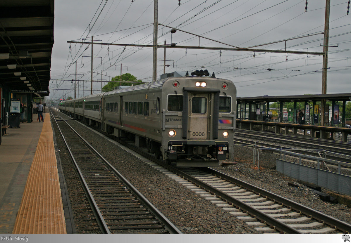 Ein Nahverkehrszug der New Jersey Transit durchfährt am Abend des 13. Mai 2018 den Bahnhof Linden, New Jersey / USA. Als Steuerwagen ist Nr. 6006 ein Alstom Comet V im Einsatz, hinten schiebt die Bombardier ALP45-DP Nr 4503 nach.