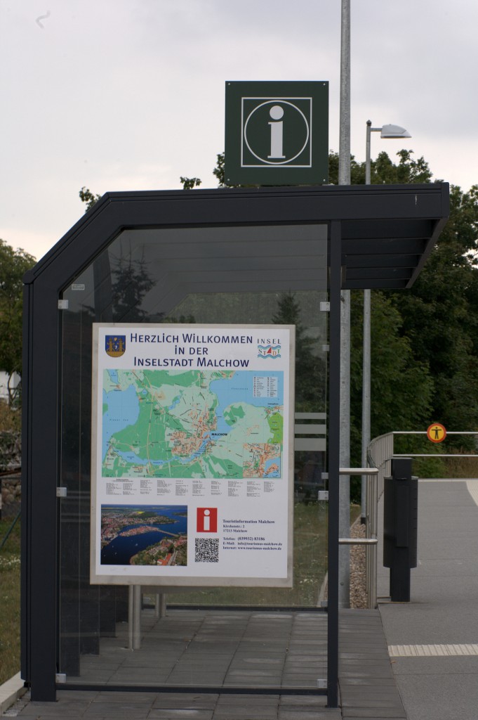ein netter Service , der Stadtplan der Inselstadt  Malchow, am Wartehuschen des neuen Haltepunktes.  31.08.2013  16:07 Uhr  Malchow