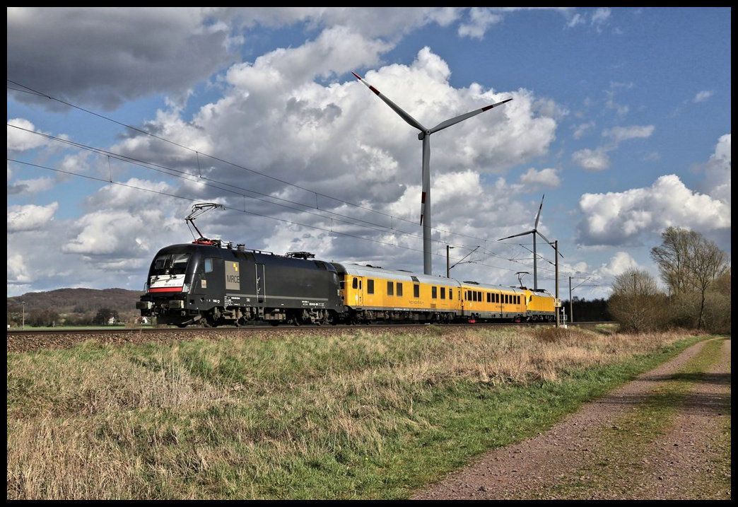 Ein Netzinstandhaltung Zug war am 11.4.2023 auf der KBS 375 in Richtung Rheine unterwegs. Nachdem er lange Zeit im Bahnhof Melle verweilt hatte, war er um 16.08 Uhr endlich bei Wissingen in Richtung Osnbrück unterwegs. Zuglok war die MRCE ES64U2-024. Am Zugende lief, ebenfalls am Fahrdraht, die gelbe DB 182535 mit.
