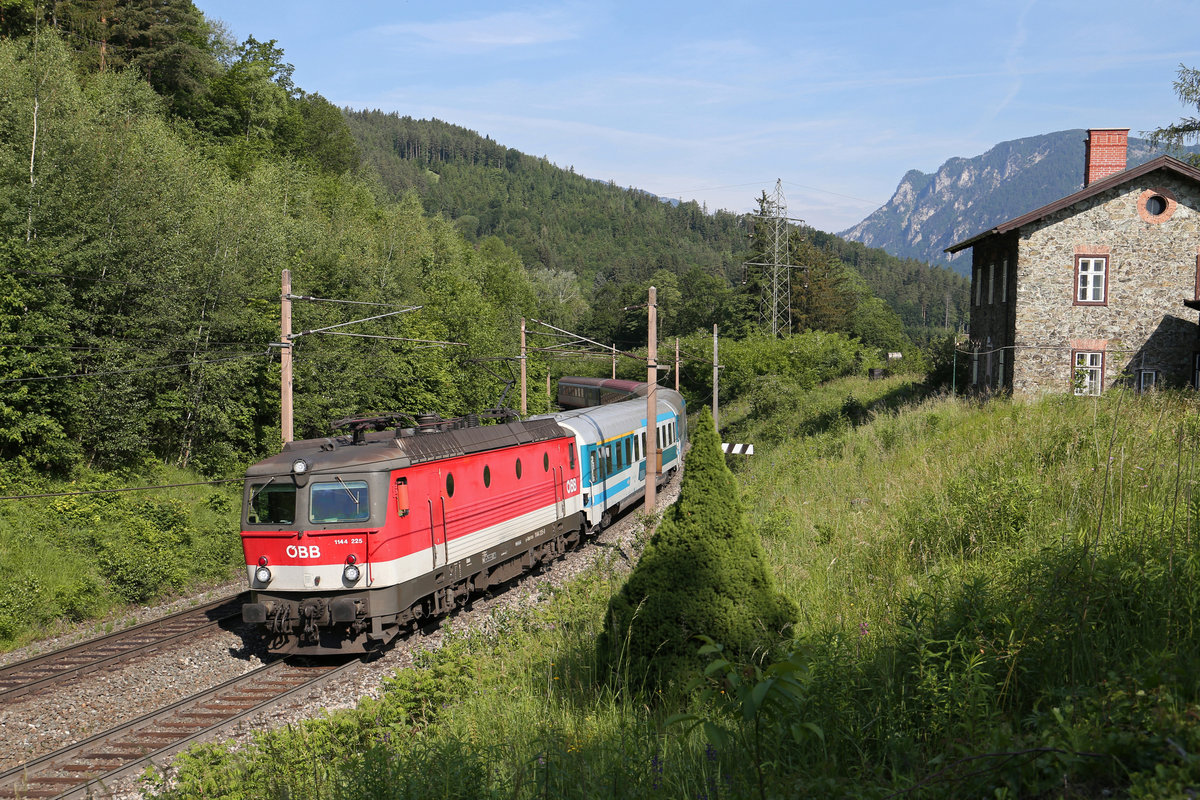 Ein neu ausgeschnittener Fotoplatz beim Bahnwärterhaus hinter Küb am Morgen des 4.6.17 mit 1144.225 und EC-151