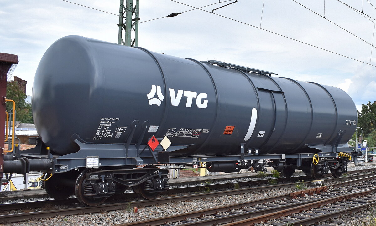 Ein neu aussehender Kesselwagen vom Einsteller VTG mit der Nr. 37 TEN 80 D-VTG 7843 495-8 Zacns (GE) lt. UN-Nr.: 33/2370 für das Ladegut 	Hex-1-en (Bestandteil von Erdöl-Crackprodukten) in einem gemischten Güterzug am 30.08.23 Vorbeifahrt Bahnhof Magdeburg-Neustadt.