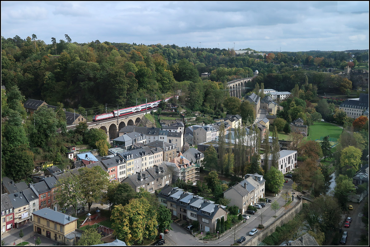 Ein neuer Aussichtspunkt in Luxemburg -

... die Bergstation des Aufzuges Pfaffenthal - Oberstadt. Der RE von Luxemburg nach Troisvierges hat auf seiner Talfahrt inzwischen das Grünewald Viadukt erreicht.

04.10.2017 (M)