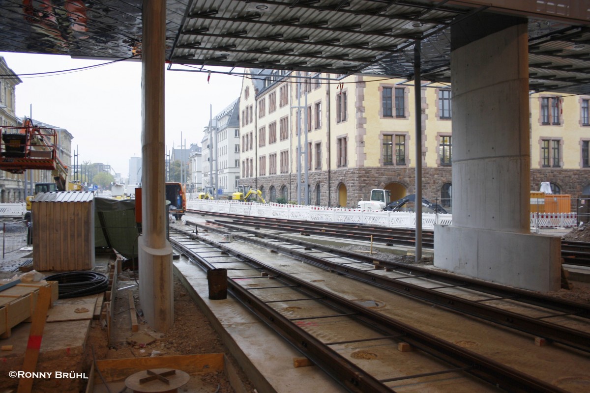 Ein  neuer  Blick aus der Empfangshalle des Chemnitzer Hbf.!
Im Moment, hier am 11.10.2013, finden Gleisbauarbeiten zur Verbindung zwischen Bahnhofstrae und der Empfangshalle statt! 
Wir sehen die Gleise die mal in das Chemnitzer Umland fhren werden.