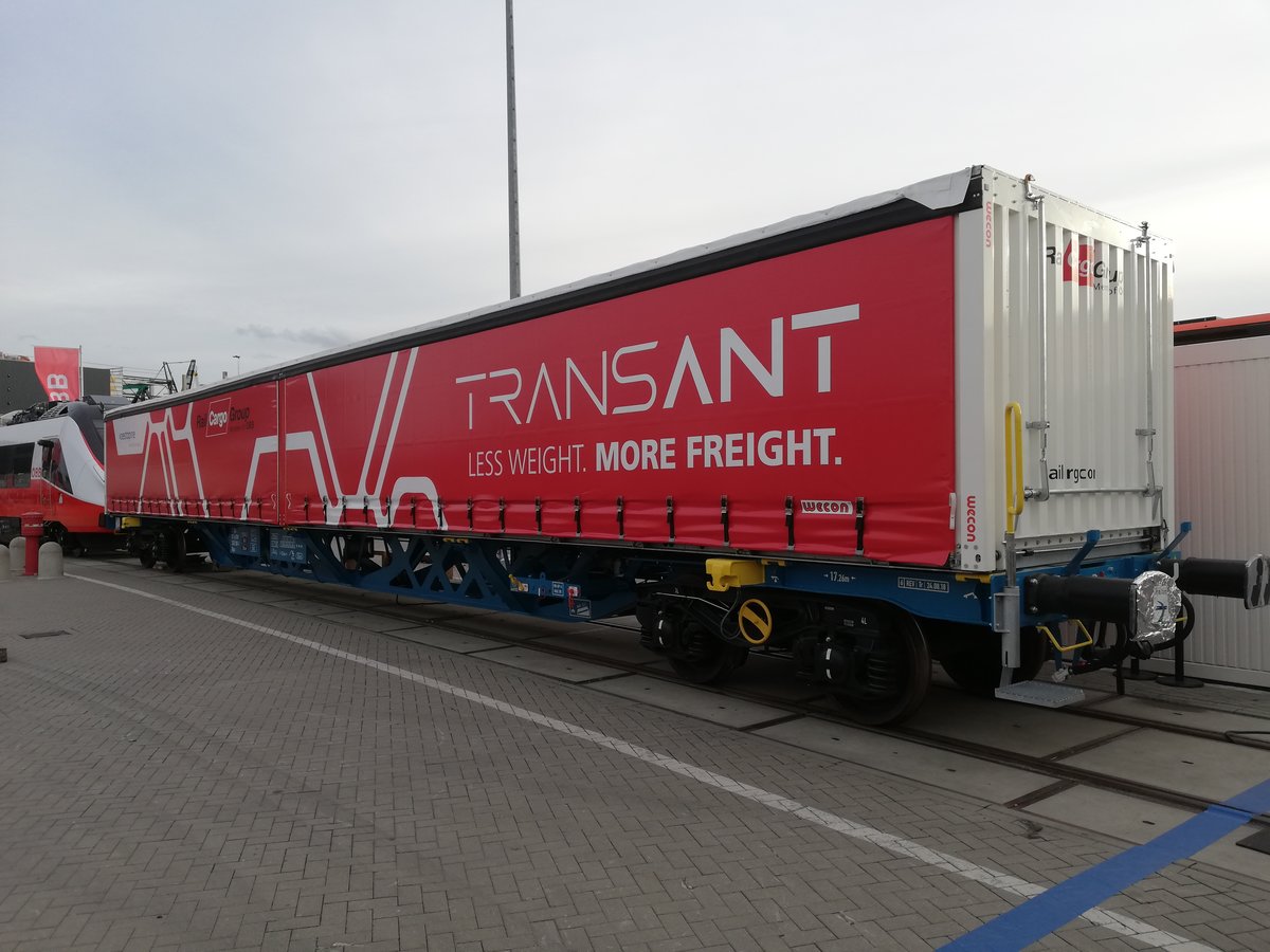 Ein neuer Flachwagen der ÖBB, mit LüP 22,89m geeignet zur Aufnahme zweier 40'-Container. Wagennummer: 31 TEN 81 A-RCW 3552 000-1 Rilns. Ausgestellt auf der InnoTrans 2018,Berlin, Foto vom 23.9.2018