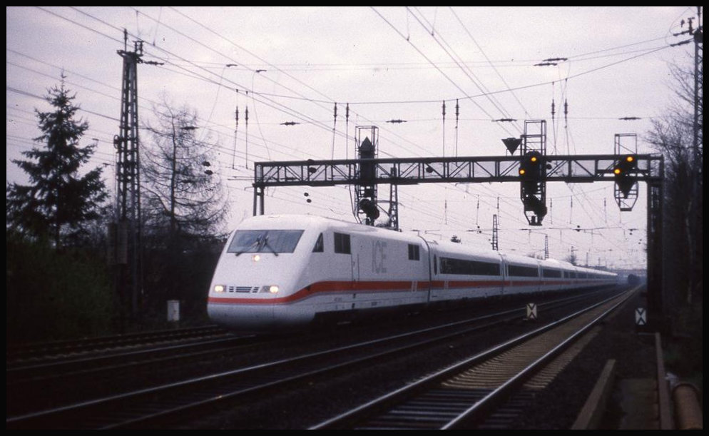 Ein neuer ICE kam am 21.4.1992 anlässlich einer Schnupperfahrt auf der Rollbahn nach Münster durch Osnabrück Neustadt.