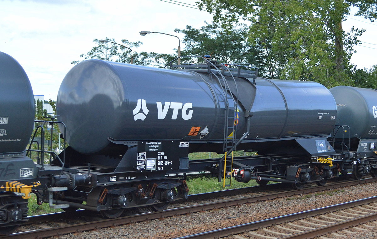 Ein neuer Säure-Kesselwagen vom Einsteller VTG mit der Nr. 33 RIV 80 D-VTG 7865 486-4 Zacs (UN-Nr.: 80/1789 = Salzsäure) in einem gemischten Güterzug am 04.08.19 Mühlenbeck bei Berlin.