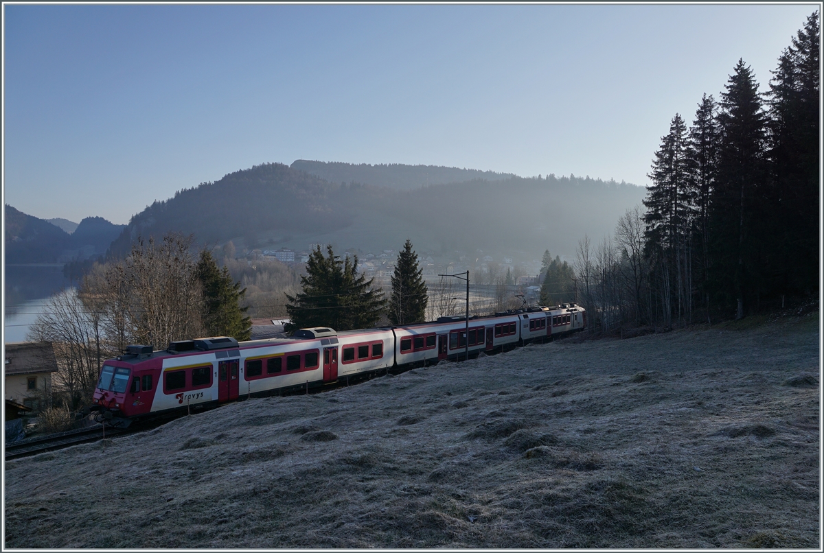 Ein neuer Tag bricht an und lockt zum Fotografieren, auch wenn zu früher Stunde noch so manchen im Schatten liegt: Ein TRAVYS Domino RABe 560 mit B und ABt hat den kleinen Bahnhof Les Charbonnières verlassen und fährt nun in Richtung Vallorbe.

24. März 2022