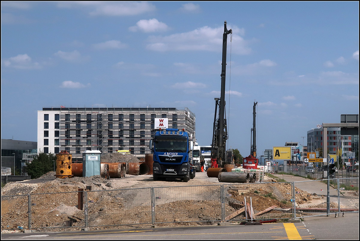 Ein neuer Tunnel für die Stadtbahn -

Am Flughafen Stuttgart begannen 2018 die Bauarbeiten zu einem weiteren Stadtbahntunnel. Dieser ist Teil der ca. 3 km langen Verlängerung der Linie U6 vom Fasanenhof zur Endhaltestelle Flughafen/Messe mit drei Haltestellen. 
Die Autobahn A8 wird mittels einer Netzwerk-Bogenbrücke überspannt. Der Anstieg vom Fasanenhof zur Brücke wird mittels einer 8,5 % steilen Rampe erreicht. Dies lässt eine sehr interessantes Motiv für Bahnfotos erwarten...
Die Tunnelstrecke wird ein drittes Gleis zum Abstellen für Züge erhalten, auch wichtig bei zusätzlichen Zügen bei Veranstaltungen im Messegelände.

Die Strecke soll 2021 in Betrieb gehen.

28.08.2018 (M)
