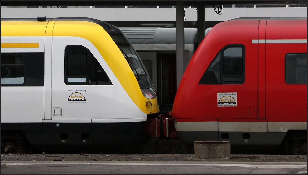 Ein neues Farbschema für Baden-Württemberg -

In den Landesfarben von Bade-Württemberg ist einer dieser Triebwagen der Baureihe 612 gestaltet. Dies wird wohl das neue Farbschema für den Regionalverkehr in Baden-Württemberg werden.

Stuttgart Hauptbahnhof, 14.03.2015 (M)