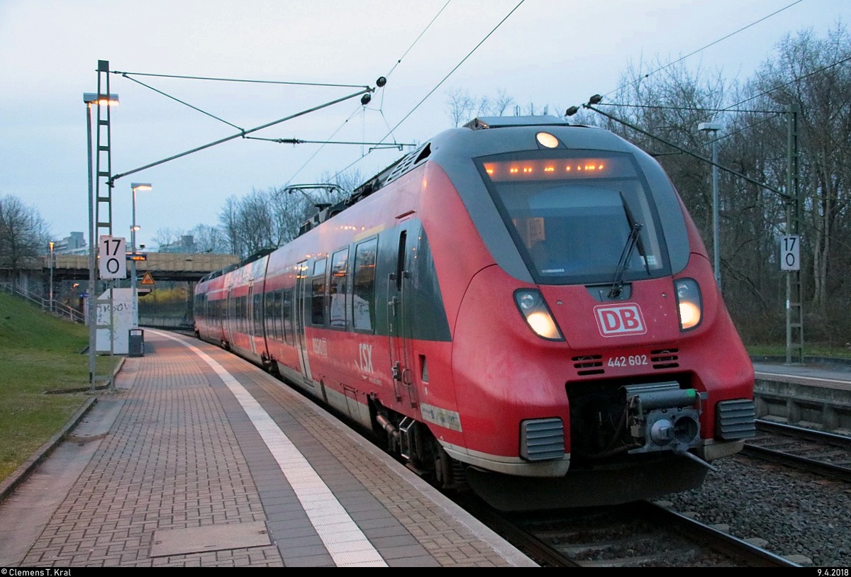 Ein  neues  Gesicht bei der S-Bahn Mitteldeutschland...
442 602 (Bombardier Talent 2) des Rhein-Sieg-Express (DB Regio NRW) als S 37763 (S7) von Halle-Nietleben nach Halle(Saale)Hbf Gl. 13a verlässt den Hp Halle Zscherbener Straße auf der Bahnstrecke Merseburg–Halle-Nietleben (KBS 588). [9.4.2018 | 19:55 Uhr]