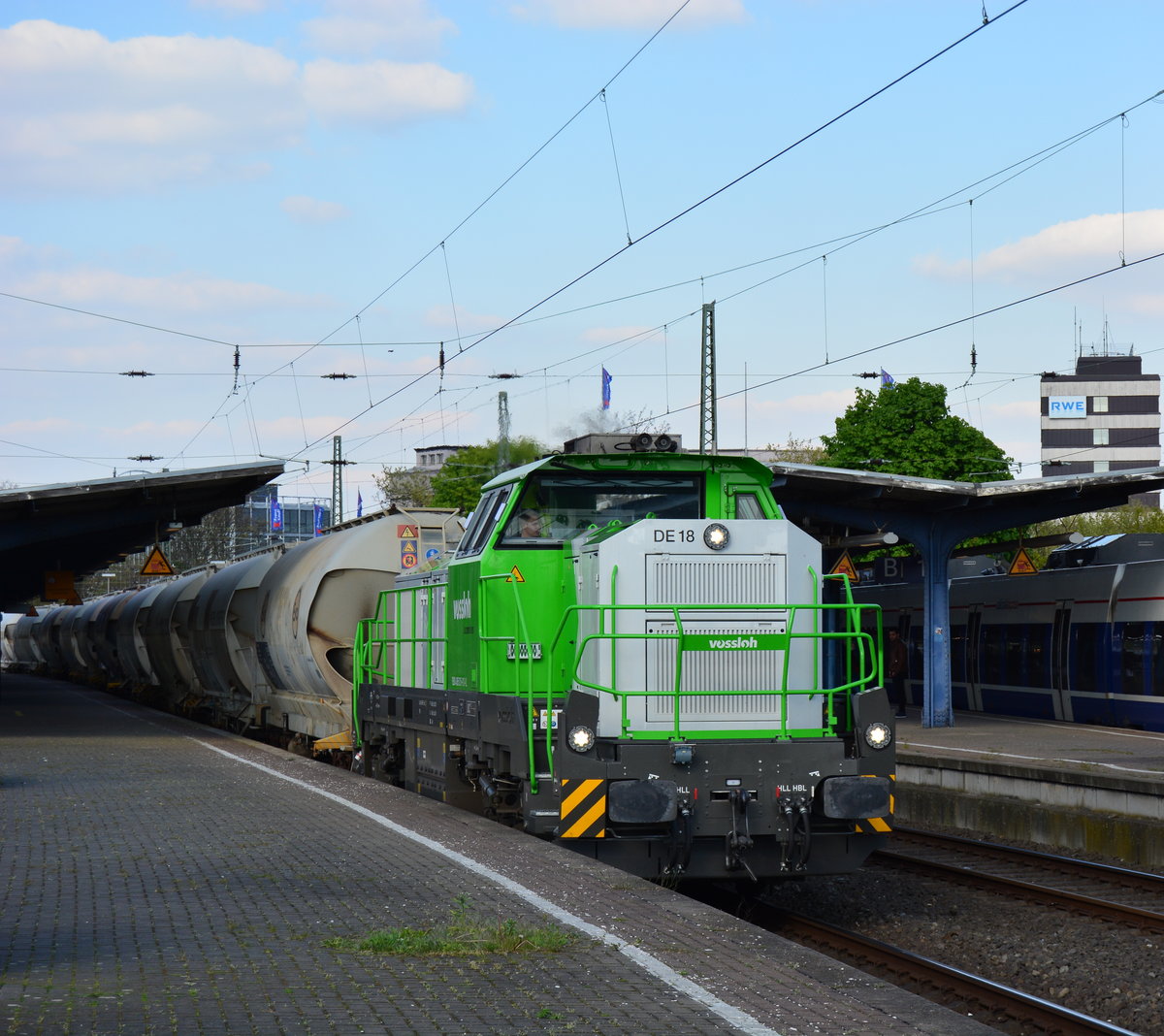 Ein neues Gesicht im Güterverkehr nach Frimmersdorf. 4185 015-9 zog einige Braunkohlestaubwagen durch Neuss Hbf. Der Kunde steht bereits auf dem Hochhaus im Hintergrund ;D.

Neuss 29.04.2017