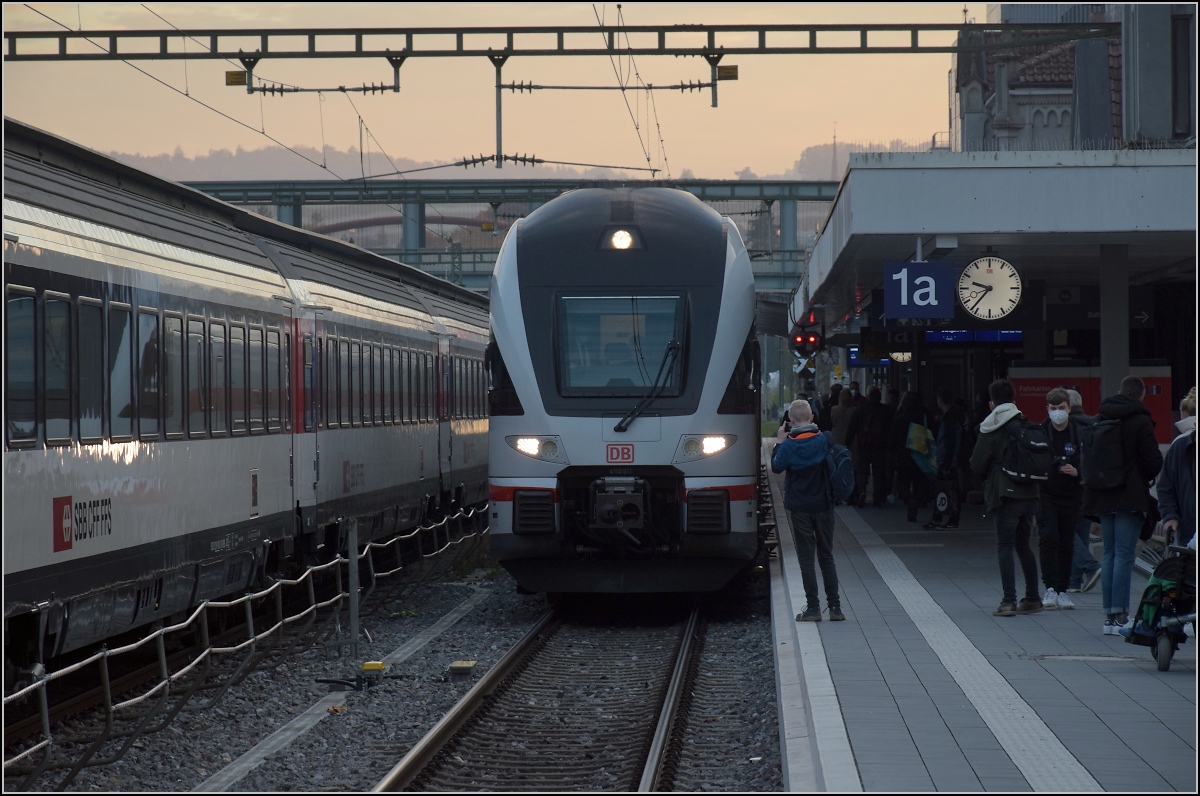 Ein neues Gesicht zum Bodensee: Der frisch getaufte Kiss-IC 4111  Gäu .

Vom jungen Publikum wird er ausgiebig beäugt beim kurzen Aufenthalt im Bahnhof Konstanz. Kiss gibt es hier manchmal als Ersatz der IR aus Zürich, bislang aber noch nicht von deutscher Seite. Oktober 2021.