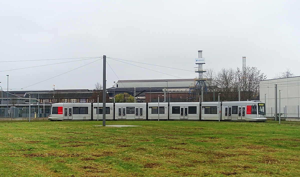 Ein NF10 der Rheinbahn wendet am 14.12.2023 in der Schleife  Am Hülserhof  in Düsseldorf-Rath. Im Hintergrund das kürzlich geschlossene Vallourec-Stahlwerk (früher Mannesmann). Düsseldorf war ein wichtiger Standort der Stahlproduktion, mit Vallourec wurde nach jahrzehntelangem Niedergang das letzte Werk geschlossen.