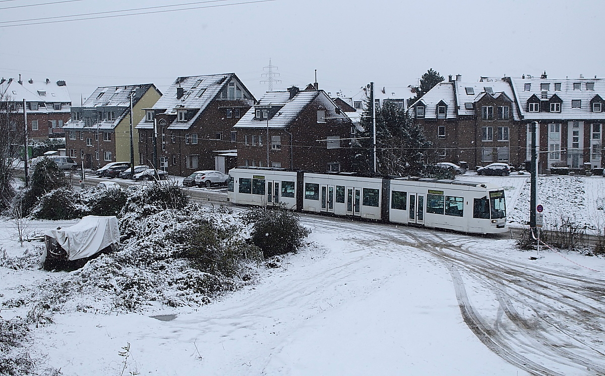 Ein NF6 der Rheinbahn fährt am 09.12.2017 in den eingleisigen Streckenabschnitt zur Endhaltestelle Düsseldorf-Hamm ein