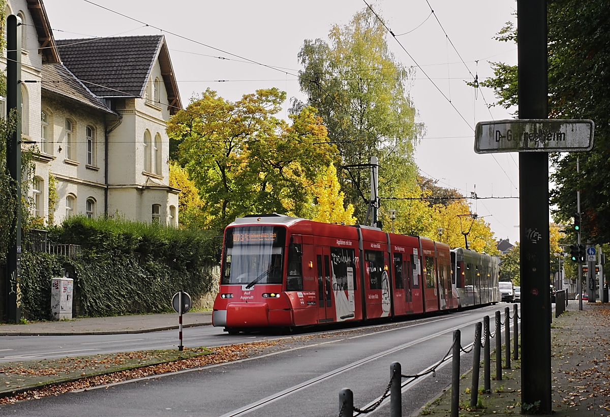 Ein NF8U-Doppelzug der Rheinbahn hat am 14.10.2019 soeben die Haltestelle Auf der Haardt/LVR-Klinikum verlassen