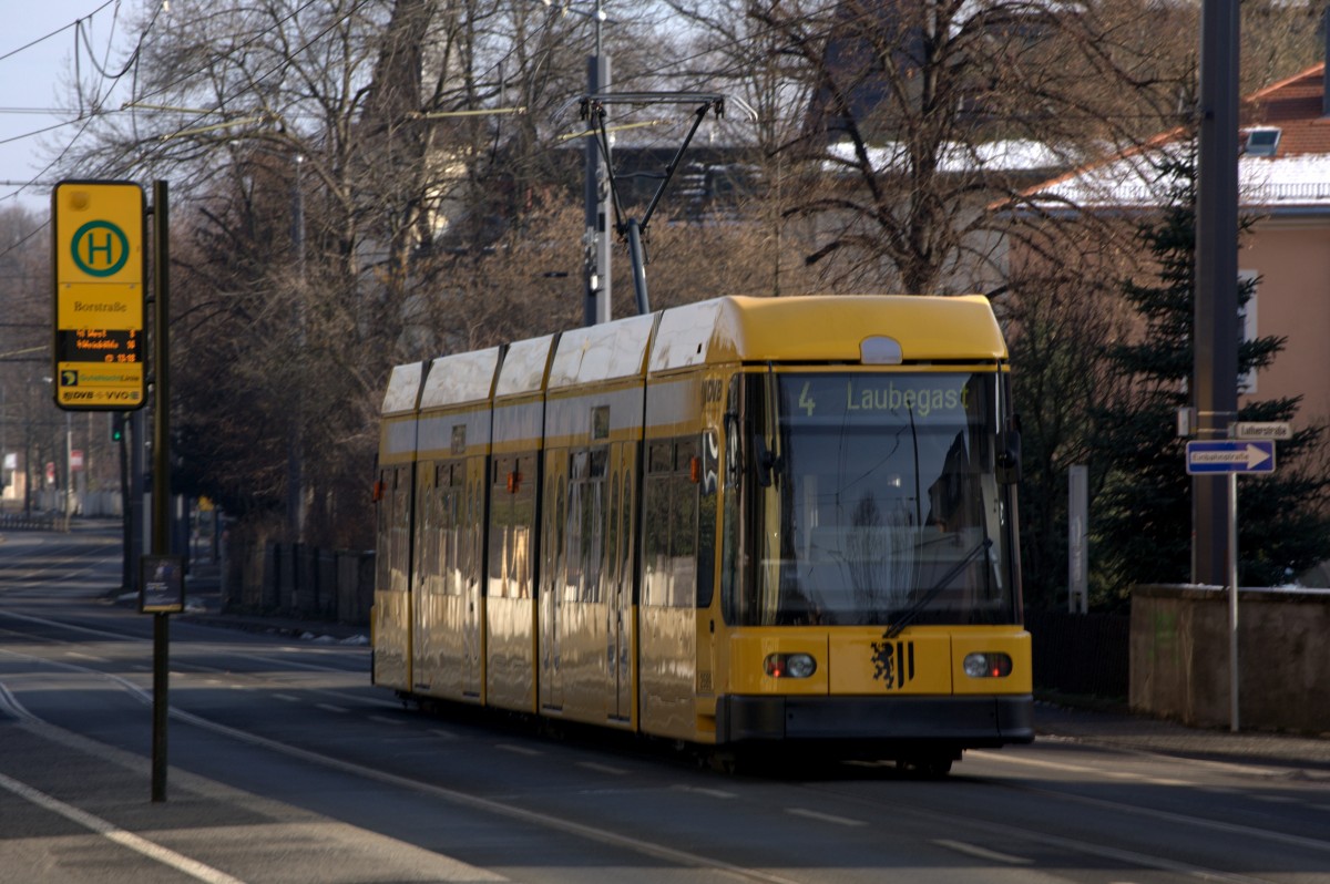 Ein  NGT  als  Kurzzug  auf der Linie 4 in Radebeul West. 01.02.2014 13:18 Uhr.