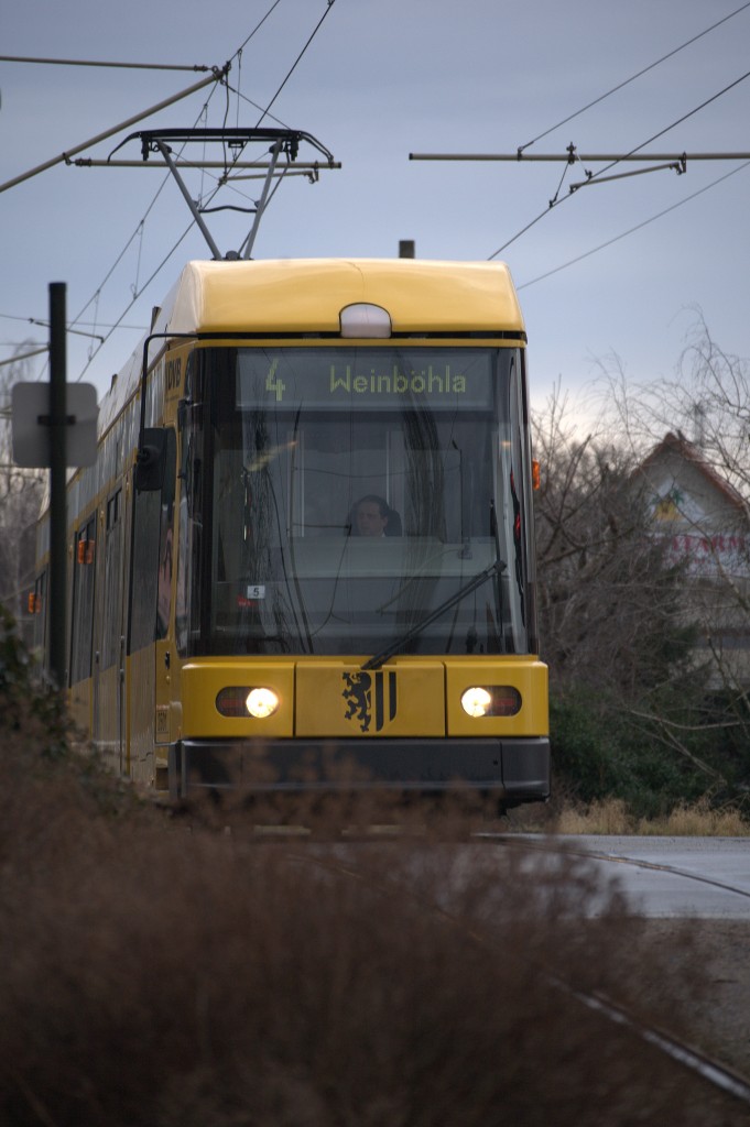 Ein NGT der Linie 4 zwischen Radebeul und Coswig. 15.02.2014 11:43 Uhr.