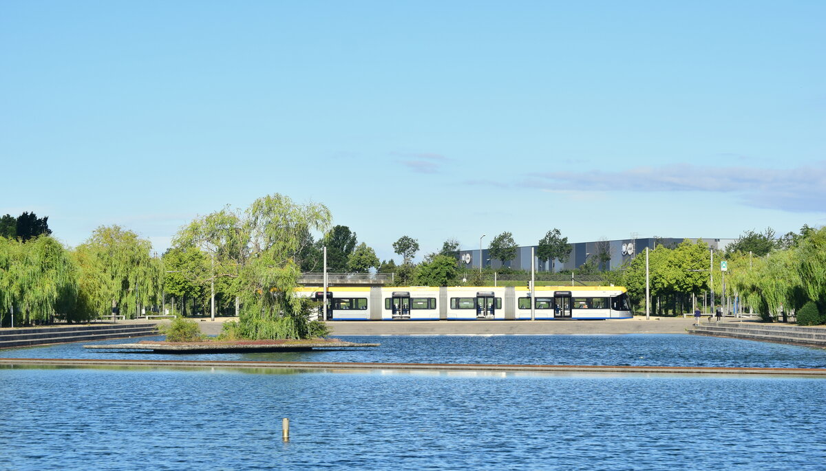 Ein NGT10 Triebzug erreicht die Haltestelle Messegelände in Leipzig.

Leipzig 08.08.2021