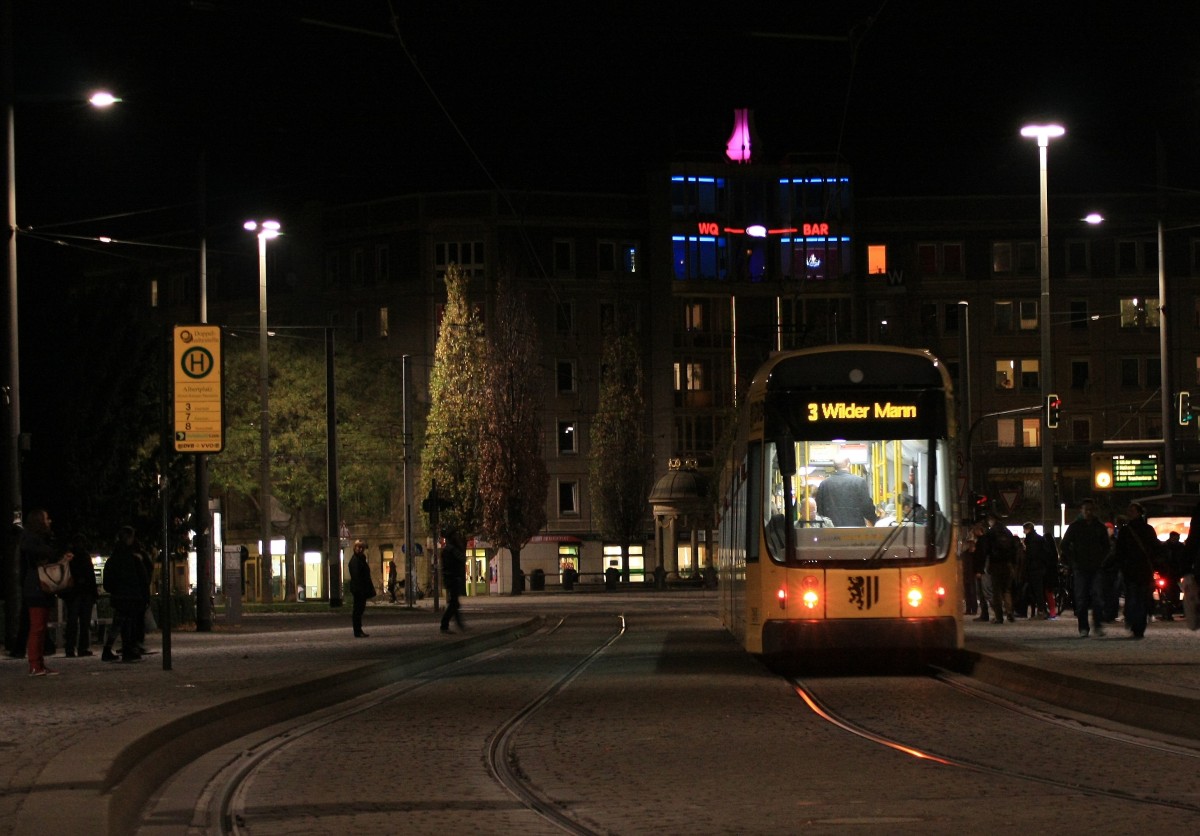 Ein NGT6DD an der Haltestelle Albertplatz am 30.10.2013 19:19 Uhr.(Nachschu)