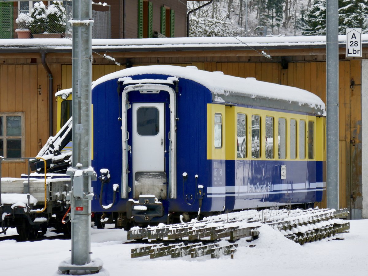 Ein nicht mehr benötigter Wagen am 17.12.17 vor dem alten Depot Zweilütschinen abgestellt.