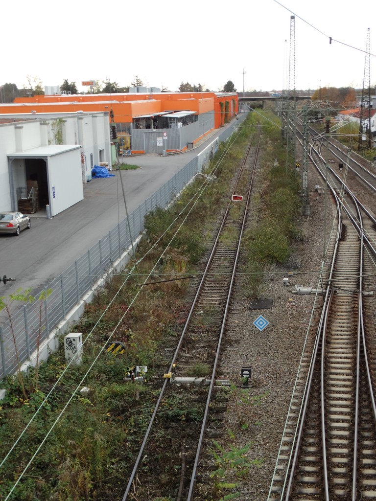 Ein nicht mehr benutztes Gleis in Weinheim am 14.11.15 von einer Brücke aus fotografiert
