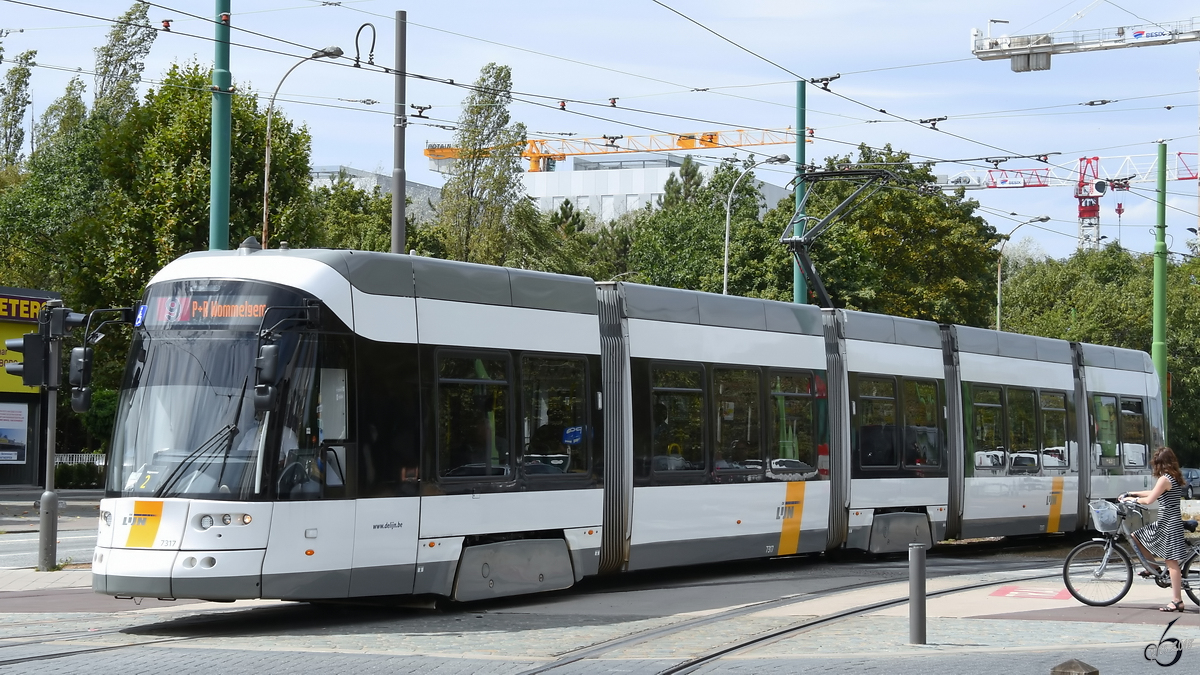 Ein Niederflurwagen vom Typs Albatros der Straßenbahn von Antwerpen. (Juli 2018)
