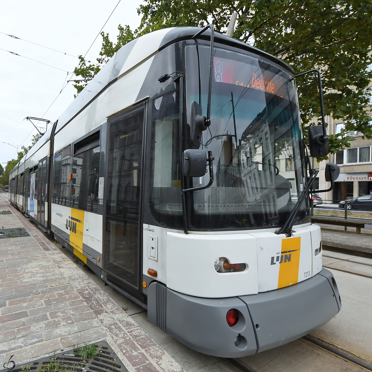 Ein Niederflurwagen vom Typs HermeLijn der Straßenbahn von Antwerpen. (Juli 2018)