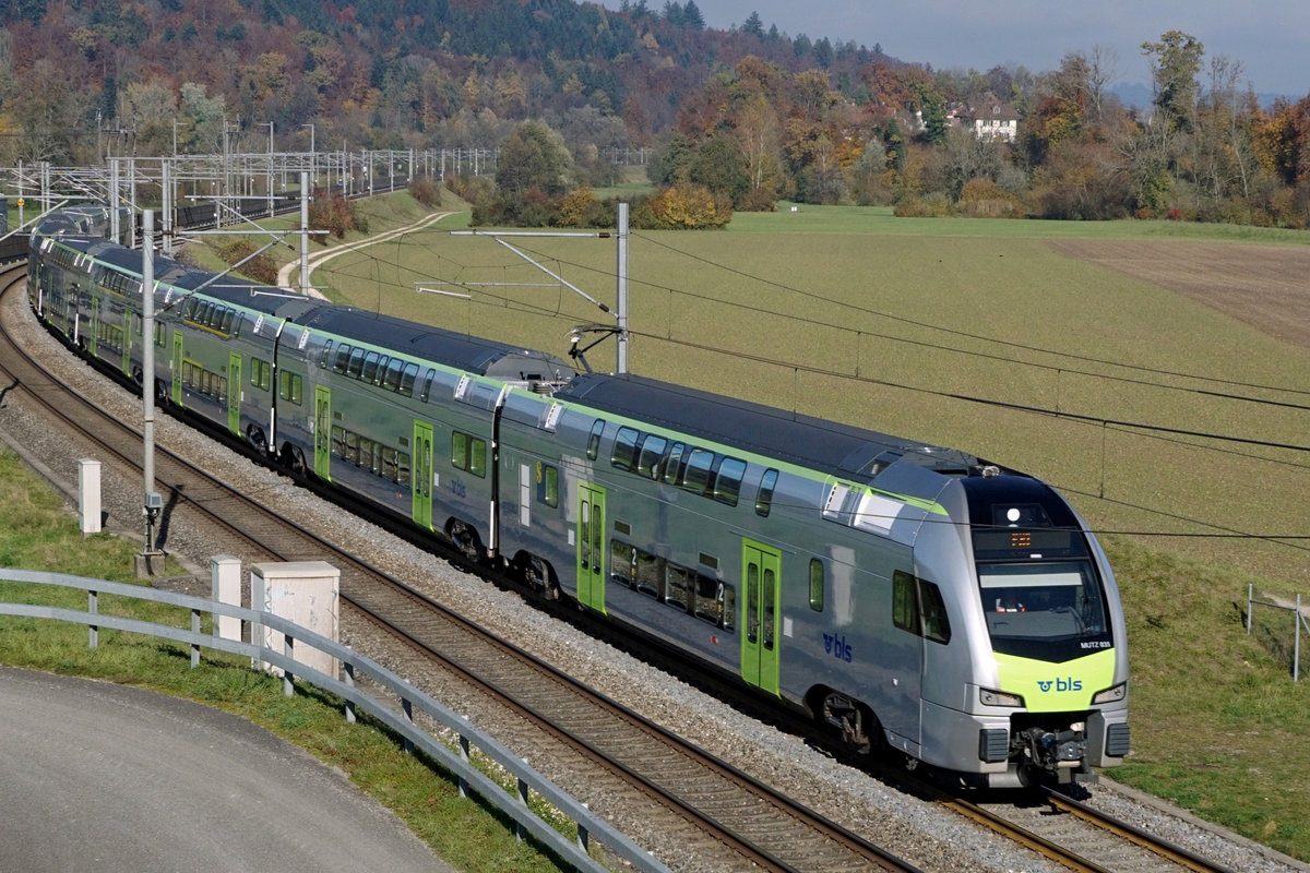 Ein nigelnagelneuer BLS RABe 515 (zehnteiliger Mutz) auf unüblicher Strecke bei Roggwil unterwegs am 31. Oktober 2020.
Foto: Walter Ruetsch