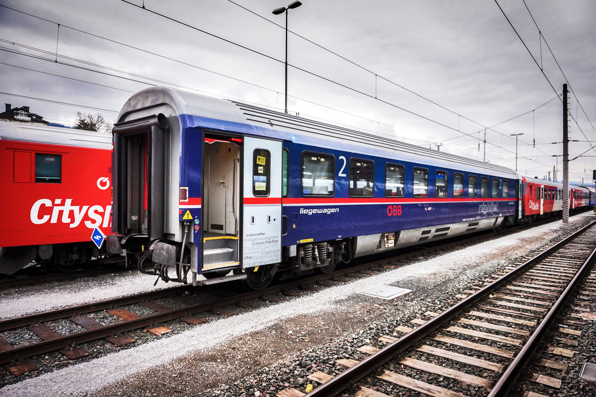 Ein nightjet-Liegewagen der Bauart Bcmz steht am 18.3.2018 in Villach Hbf.
