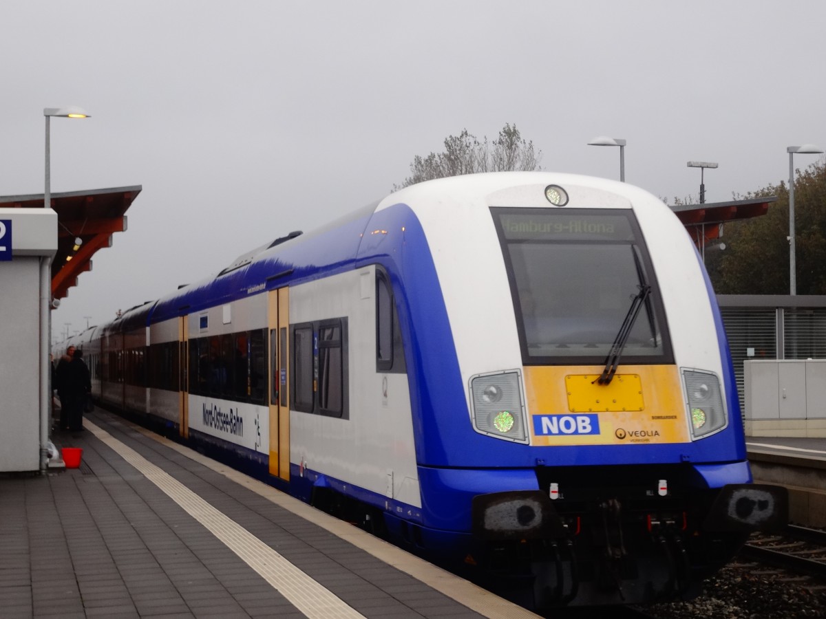 Ein NOB-Steuerwagen vor einem Zug nach Hamburg-Altona beim Aufenthalt in Niebll. (Herbst 2013)
