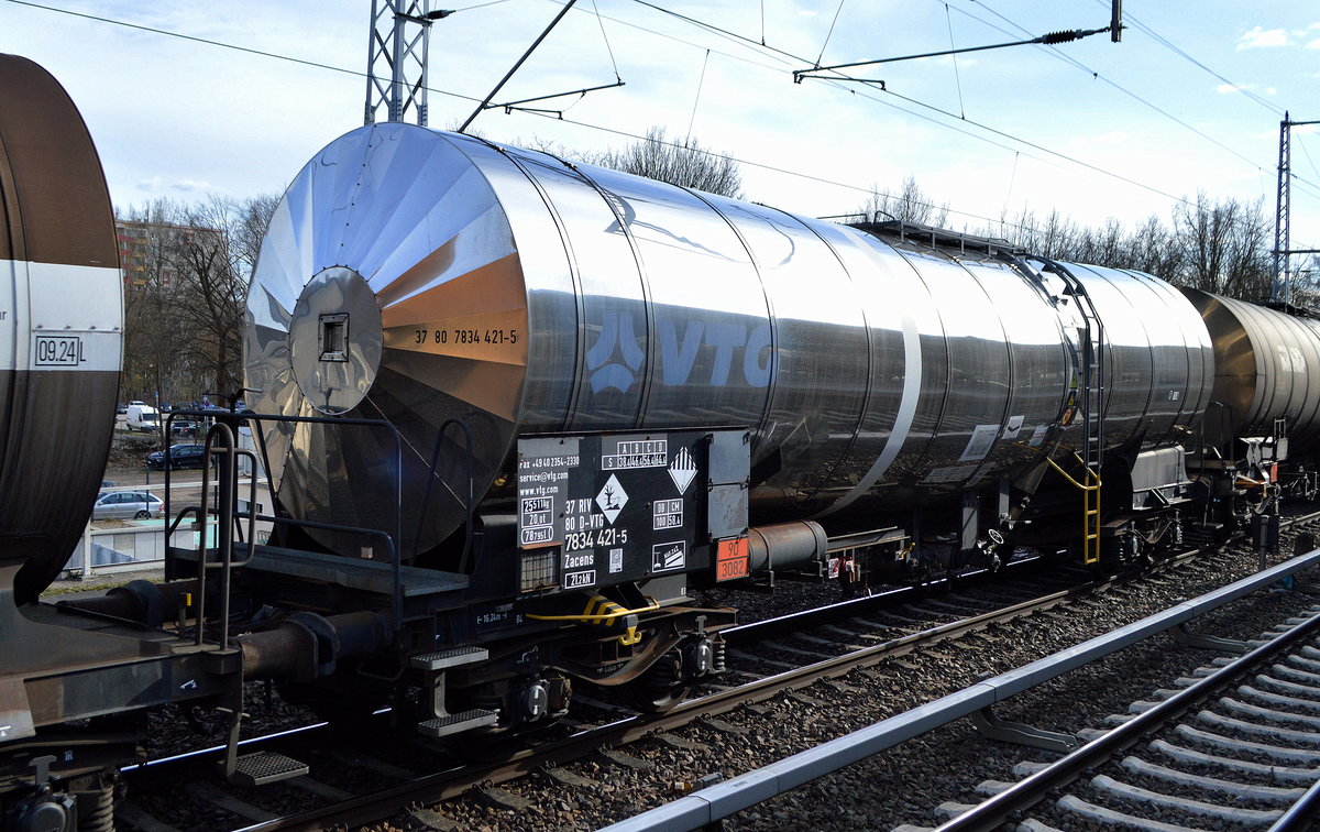 Ein noch glänzender Kesselwagen vom Einsteller VTG AG mit der Nr. 37 RIV 80 D-VTG 7834 421-5 Zacens, Befüllung lt. UN-Nr.: 90/3082 = Umweltgefährdender Stoff, flüssig, N.A.G. häufig verbirgt sich dahinter Schweröl am 22.03.21 Berlin Buch.  