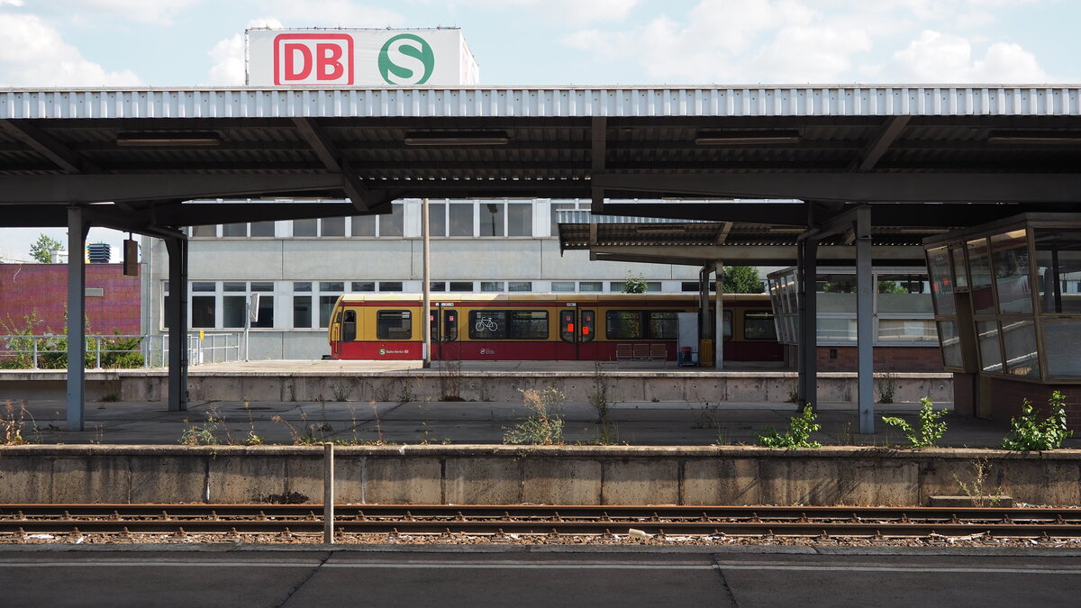 Ein noch nicht modernisierter S-Bahn-Zug der BR 481 hält am Bahnhof Berlin-Schönefeld.

Berlin, der 06.08.2021