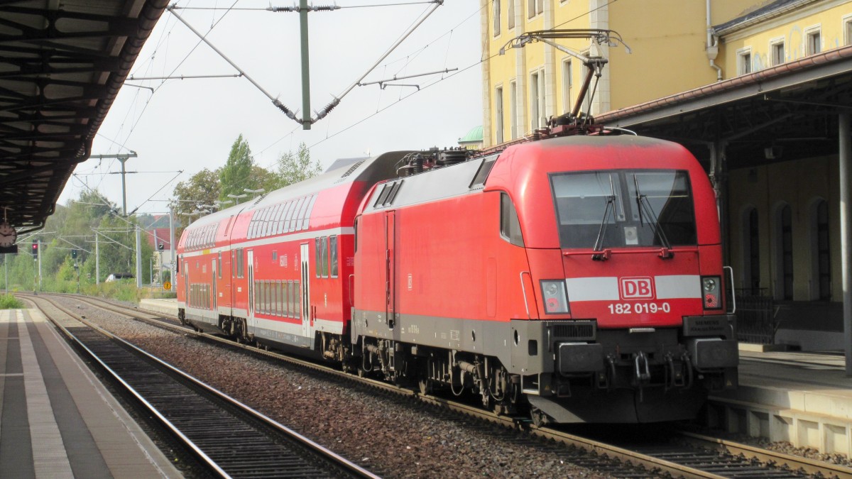 ein noch seltenes Bild auf der Strecke Dresden-Zwickau, vorige Woche hing eine BR 182 (182 019-0) an der Regionalbahn. hier am 18.9.14 im Bahnhof Freiberg (Sachsen) fotografiert 
